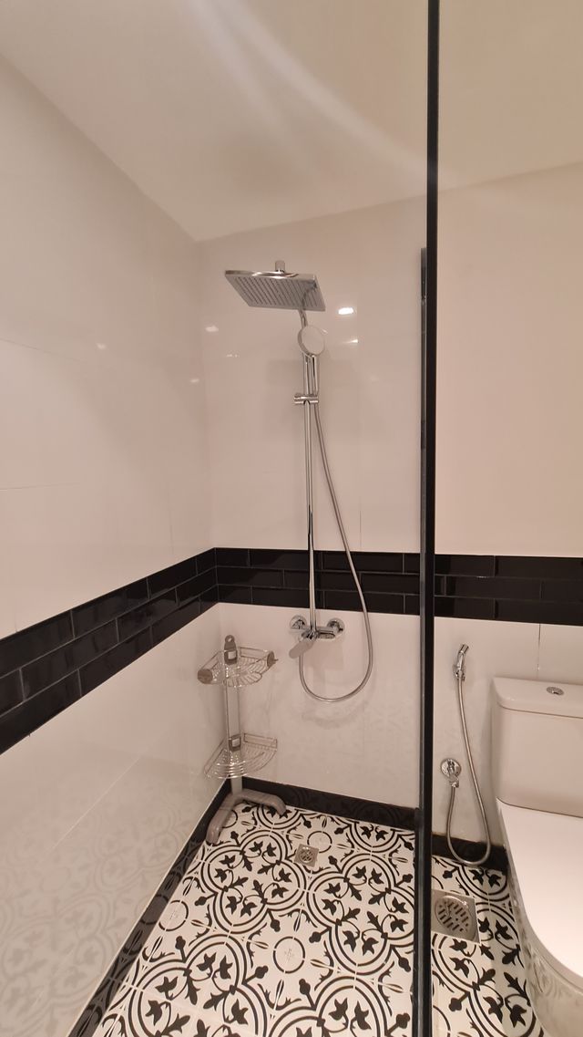 Full apartment renovation: shower room