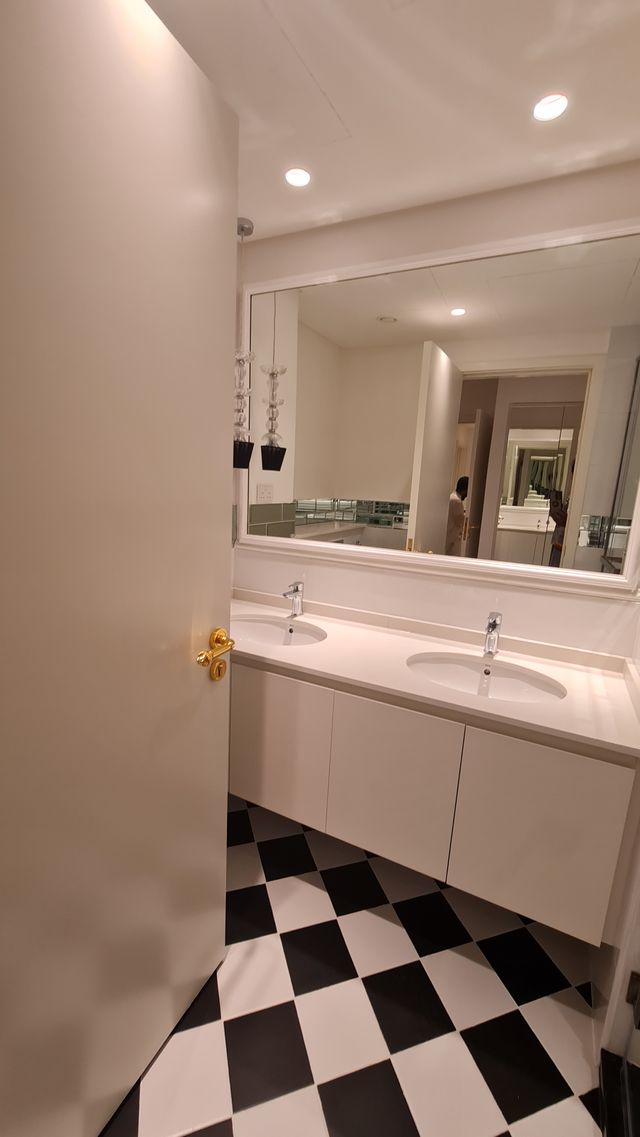 Full apartment renovation: bathroom