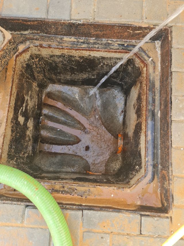 Blocked drain chamber jetted