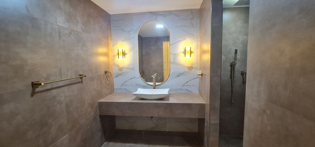 Stone-look bathroom, from bare walls to finished: finished