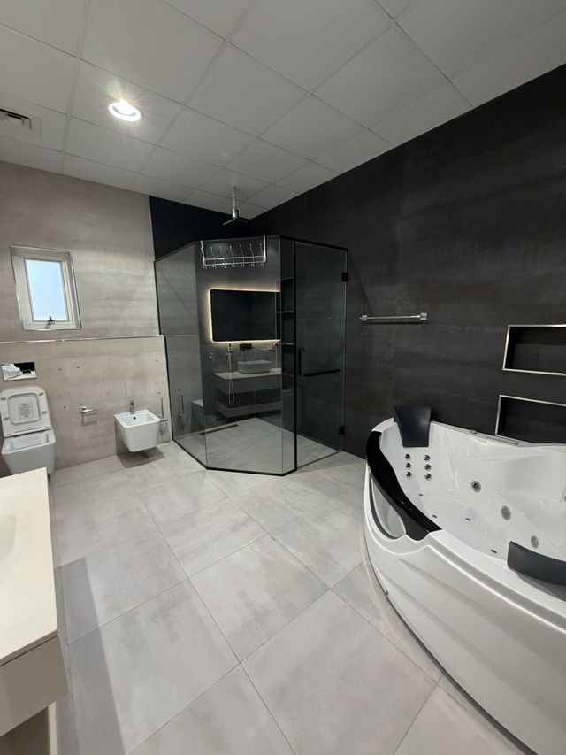 New villa finishing and handover: bathroom with a jacuzzi