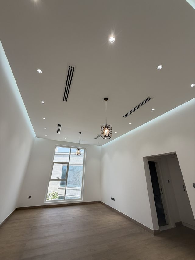 Gypsum ceilings with cove lighting
